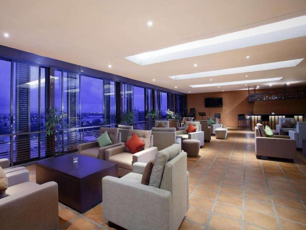 Hotel Santika Макасар Экстерьер фото