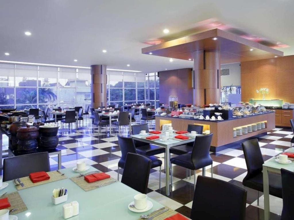 Hotel Santika Макасар Экстерьер фото